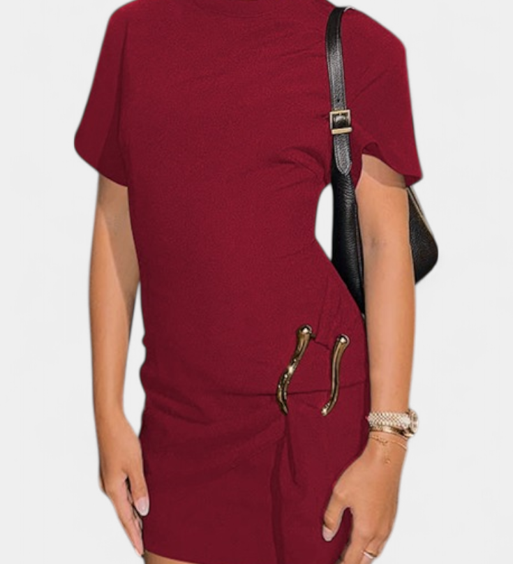 Robe Mini Coraline avec Taille Drapée et Boucle en Or